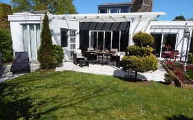 Wunderschoenes-freihstehendes-Ferienhaus-an-der-See-Sauna-Strand-Yachthafen-WLAN
